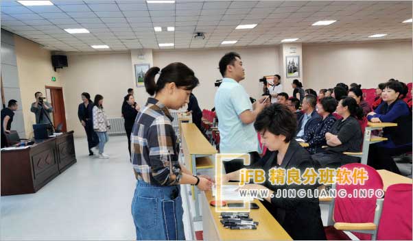 精良分班软件阳光分班现场：
教育部明确指示，义务教育不得分设重点班、快慢班、实验班等区别对待学生班级的制度，应实行学生随机均衡编班，并合理分配师资力量。此外，通过教师均衡配置、学生随机编班、分班过程公开透明的“阳光分班”改革，旨在促进义务教育的公平性和均衡发展。