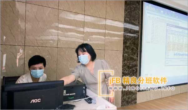 精良分班软件阳光分班现场：在阳光分班的流程中，首先是公示班数、教师名单和家长代表名单。然后，现场随机抽取家长代表上台，共同参与、监督分班过程。